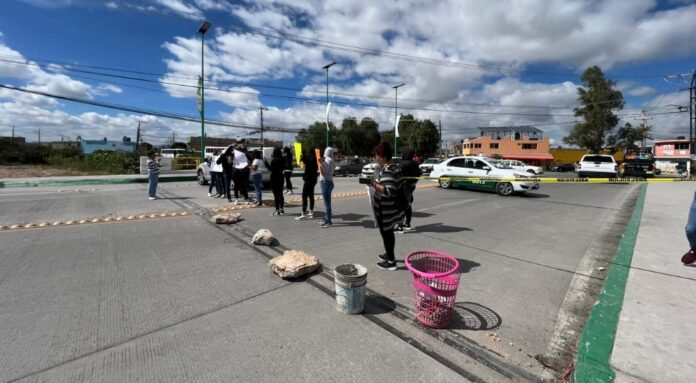 Vecinos de Las Mercedes bloquean Av. Seminario por creciente inseguridad en la capital potosina